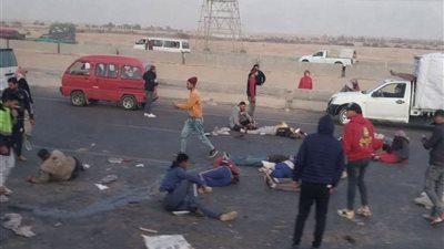 بينهم طفل.. إصابة 18 عاملا إثر انقلاب سيارة ربع نقل بالعاشر من رمضان