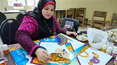 رسم وتلوين على البورسلين.. المشاركون في الفيوم يوثقون التراث بلوحات فنية