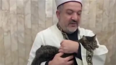 إنسانية ورحمة.. قطة في أحضان إمام مسجد تركي في مشهد يتصدر الترند 