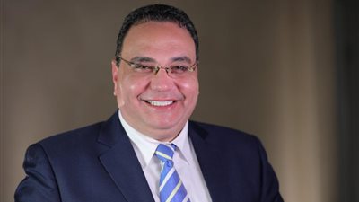 وليد هندي: يحذر من خطورة الاستيقاظ على رسائل العمل 