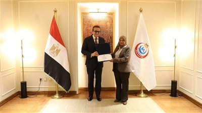 وزير الصحة يكرم الدفعة الأولى من خريجي دبلومة إدارة المستشفيات