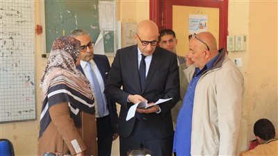 وزير التعليم يحث المعلمين على دعم الطلاب داخل الفصول 