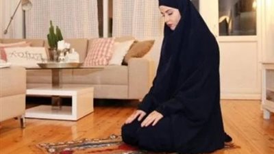 هل يجوز أن تصلي المرأة أمام الرجال؟.. دار الإفتاء توضح