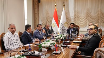 وزير الرياضة يبحث إنشاء وتطوير عدد من المنشآت الشبابية والرياضية بمطروح