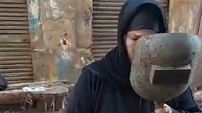 بتلين الحديد بالحب والنار.. قصة كفاح الأسطى نجفة أشهر أسطى حداد بالشرقية