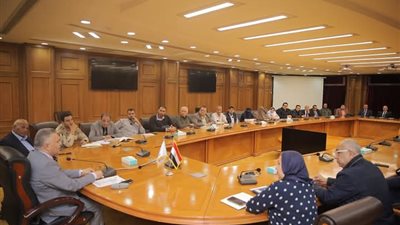 رئيس جامعة السويس يستعرض استعدادات التشغيل التجريبي للمستشفى الجامعي 