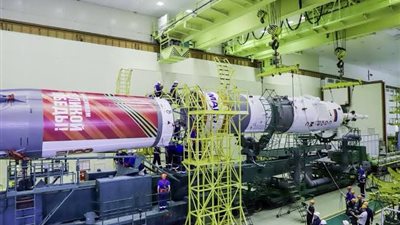 بعيدا عن السياسة.. مركبة 