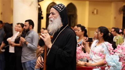 مطران نقادة يترأس القداس الإلهي من داخل كنيسة السيدة العذراء مريم الأثرية