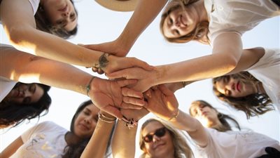 درجات الصداقة في اللغة العربية.. من الجليس إلى القرين