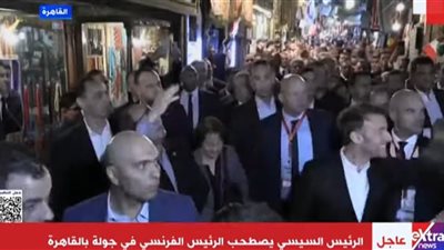 «بنحبك يا ريس».. ترحيب شعبى بـ السيسى وماكرون فى حى الحسين (فيديو)