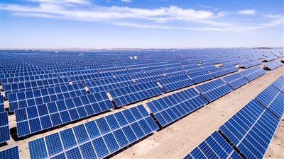 انخفاض 56% في تكلفة إنتاج الكهرباء من الطاقة الشمسية مقارنة بالوقود الأحفوري