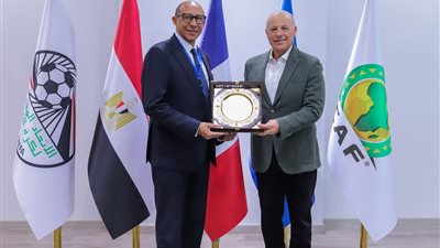 أبو ريدة يهدي نظيره الفرنسي قميص المنتخب ويبحثان سبل التعاون بين الاتحادين