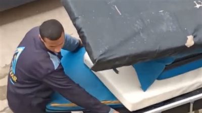 إزالة سرير مريضة من مدخل مستشفى المحلة العام لهذا السبب