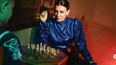 بإطلالة كلاسيكية من شارع المعز ومصر القديمة.. إنجي المقدم فى جلسة تصوير جديدة