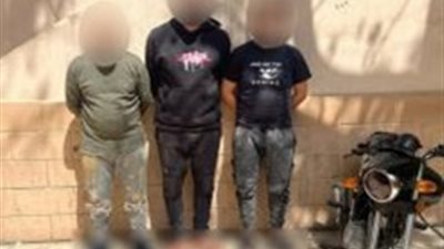 بعد مطاردة مثيرة.. القبض على 3 لصوص سرقوا حقيبة مواطن بالجيزة