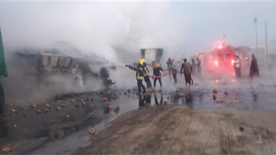 تفحم جثة سائق ومرافقه بحريق هائل في سيارة نقل تريلا بالبحيرة| صور