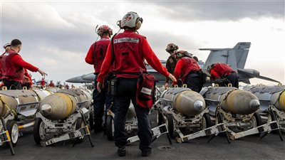 القيادة المركزية الأمريكية تنشر فيديو لاستعدادات قصف اليمن