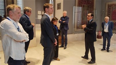 الوفد المرافق للرئيس الفرنسي يزور متحف الفن الإسلامي في القاهرة  