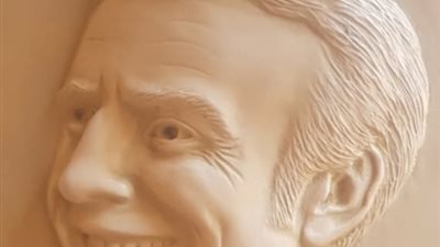 تزامنًا مع زيارته لمصر .. فنان تشكيلي يصمم بورتريه للرئيس ماكرون