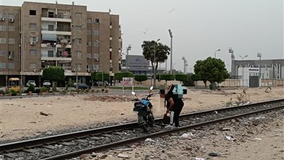 معابر عشوائية على قضبان السكك الحديد بالإسماعيلية تختصر دقائق وتنهي حياة