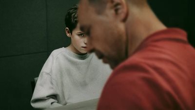 بعد إثارة مسلسل Adolescence الجدل.. 7 أخطاء تربوية تدمر الصحة النفسية لأطفالك