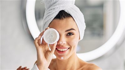 حمض الماندليك: المقشّر الناعم الذي يُغيّر قواعد العناية بالبشرة الحساسة