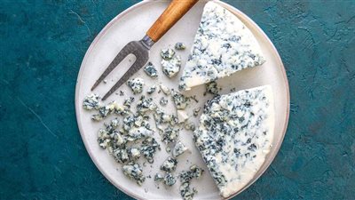 ملوث ببكتيريا «إيكولاي» القاتلة.. قصة سحب الجبن الأزرق من أسواق اسكتلندا 