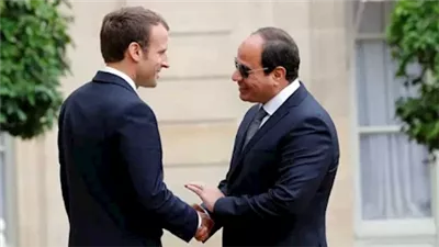 الرئيس السيسي ونظيره الفرنسي يصلان إلى مستشفى العريش