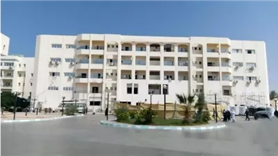 الرئيس السيسي ونظيره الفرنسي ماكرون يصلان إلى مستشفى العريش