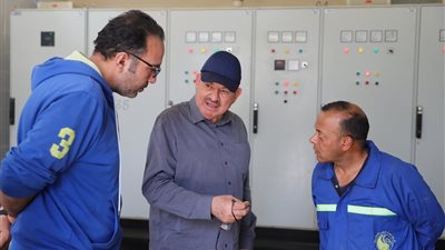 رئيس شركة الصرف الصحي بالإسكندرية يتفقد عددا من محطات الرفع