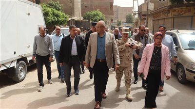 محافظ القليوبية يتابع أعمال رصف الطرق بمدينتي قليوب والقناطر الخيرية