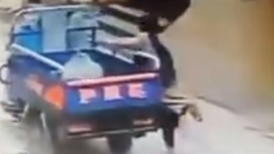 سحل فتاة في وضح النهار بالعجمي بعد سرقة هاتفها.. والكاميرات توثق الجريمة