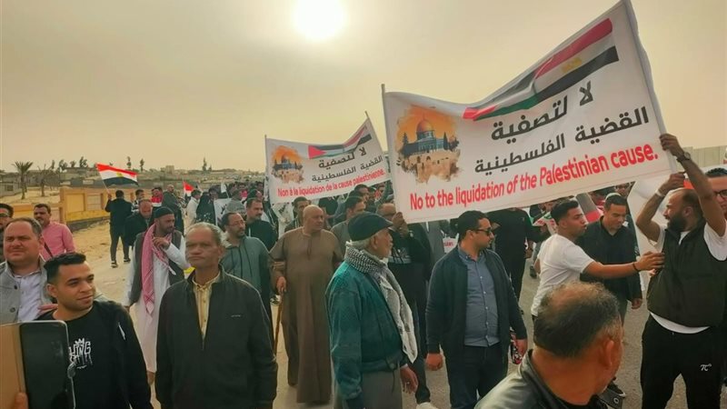 توافد المواطنين لمعبر