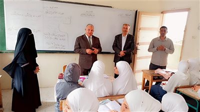 مدير تعليم الفيوم يكرم مدير ووكيل مدرسة عمر الخولي الابتدائية 