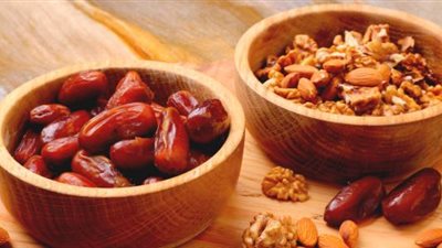 3 تمرات و5 حبات لوز: طقس بسيط بفوائد صحية مذهلة للجسم والعقل