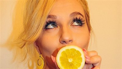 وداعًا للصلع.. جربي فوائد الليمون لتحفيز نمو شعرك خلال أيام