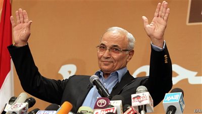 بوست مثير من ليلى علوى عن أحمد شفيق .. والعائلة تؤكد: الفريق حى يرزق |خاص