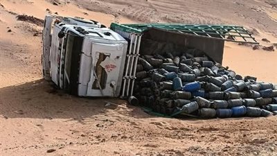 بسبب العواصف.. إصابة سائق في انقلاب سيارة محملة بالأنابيب  بالوادي الجديد