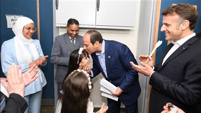 «تصفيق حار وقبلة على الرأس» .. السيسي وماكرون يتفاعلان مع أطفال غزة 