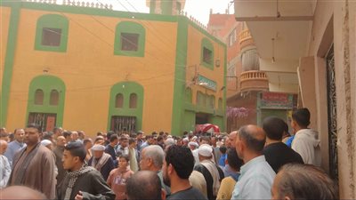 أهالى قرية شبرا هارس بالقلوبية يشيعون جثمان ضحية لقمة العيش بأسوان