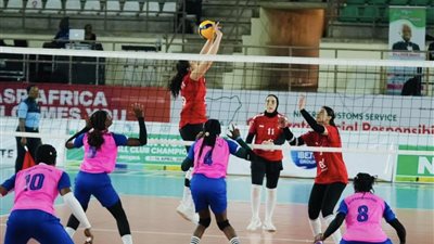 الأهلي يكتسح 