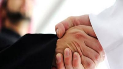 هل المصافحة بين المصلين بعد انتهاء الصلاة من البدعة؟.. الإفتاء توضح