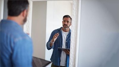 فوائد التحدث مع نفسك بصوت عالى .. كيف يعزز الوعي الذاتي والتركيز؟