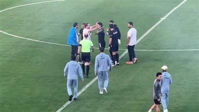 إلقاء جماهير الجيش الملكي شماريخ على لاعبي بيراميدز