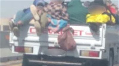 السير برعونة.. ضبط قائد سيارة عرض حياة الأطفال للخطر