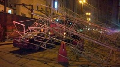 سقوط سقالة بسبب الرياح يتسبب في تحطيم 4 سيارات بالهرم  