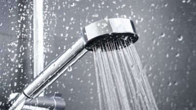 الاستحمام ليلاً أم صباحاً؟.. أطباء يحسمون الجدل ويوصون بوقت محدد لصحة أفضل