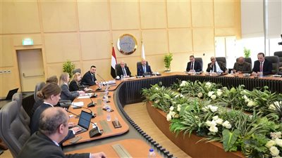 تعاون مصري سويدي لإنشاء مصانع لإنتاج السيارات والأتوبيسات ومحطات الشحن