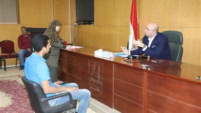 محافظ بني سويف يوجه بصرف مساعدات مالية عاجلة لأسرتين تمران بظروف صعبة