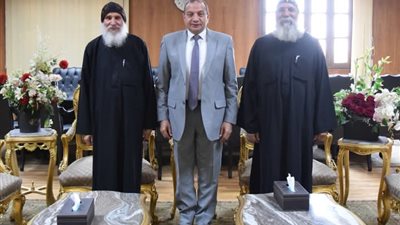رئيس جامعة بنى سويف يلتقي القمص بأسليوس وكيل دير الأنبا بولا بمركز ناصر